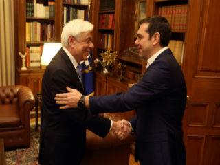 Έτσι η κυβέρνηση καταντά όμηρος ενός παρακράτους που ξέρει ότι παίζει το κεφάλι του. Ότι δεν έχει σωτηρία. Και αυτό συνιστά την πραγματική εκρηκτική ύλη μιας εκτροπής. Είναι οι άνθρωποι που δεν έχουν τίποτα να χάσουν. Και χαμένοι για χαμένοι, μπορούν να ρισκάρουν τα πάντα